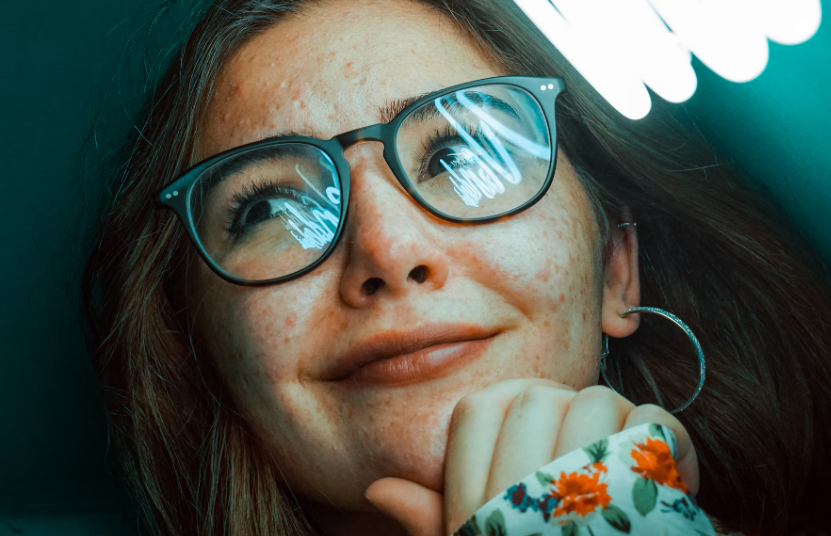 woman wearing blue light-blocking glasses