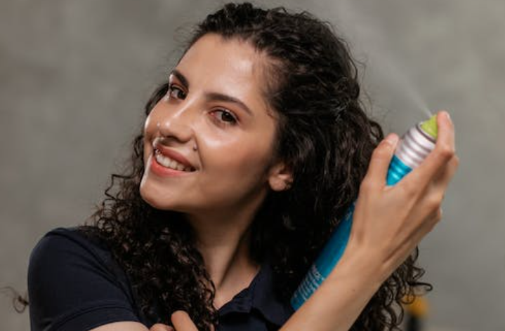 girl using diy dry shampoo