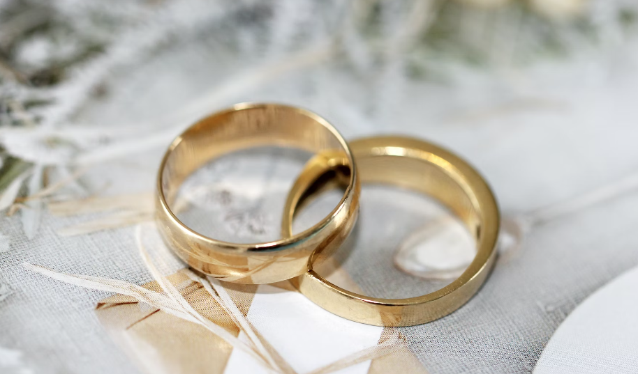 Women donated her wedding rings at goodwill