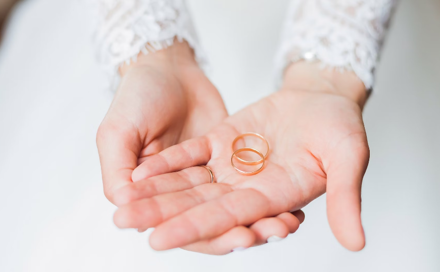 Women donated her wedding rings at goodwill