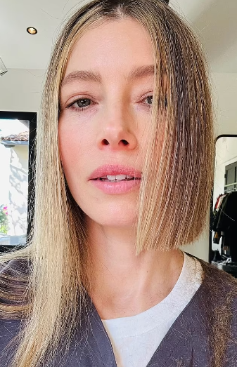 Jessica Biel chops hair