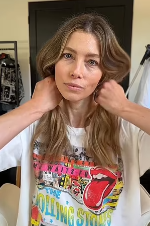 Jessica Biel chops hair